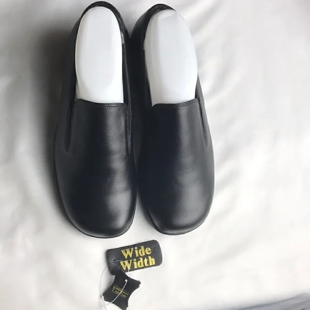 Peerage 8WW black leather loafers. NEW